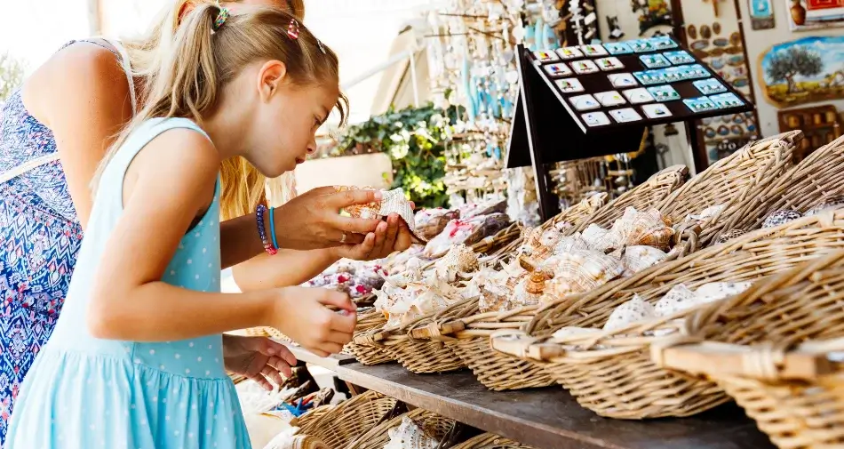 Córka i mama wybierające pamiątki w jednym z greckich sklepików