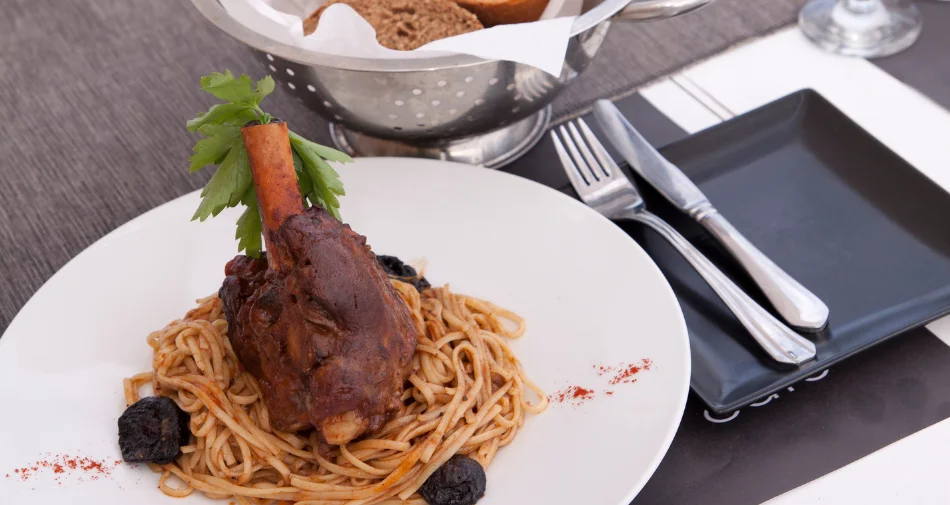 Danie Lamb Kleftiko w jednej z greckich restauracji