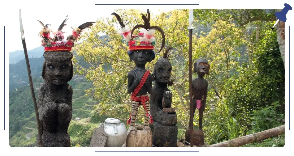 Tradycyjne figurki ludu Ifugao na tle lasu