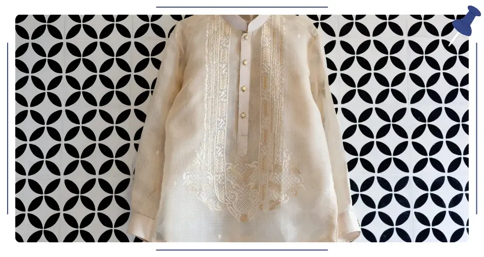 Koszula Barong Tagalog wisząca na wieszaku w szafie