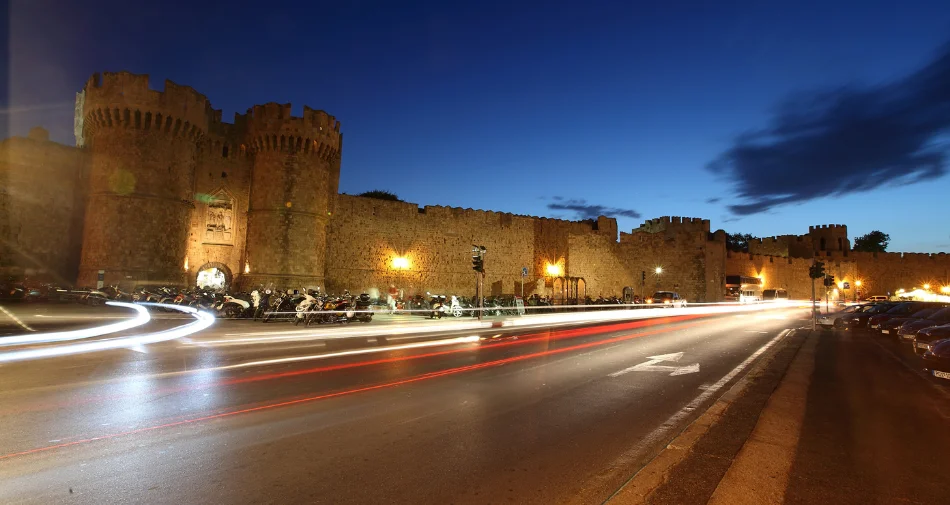 Jedna z ulic na wyspie Rodos podczas zmroku
