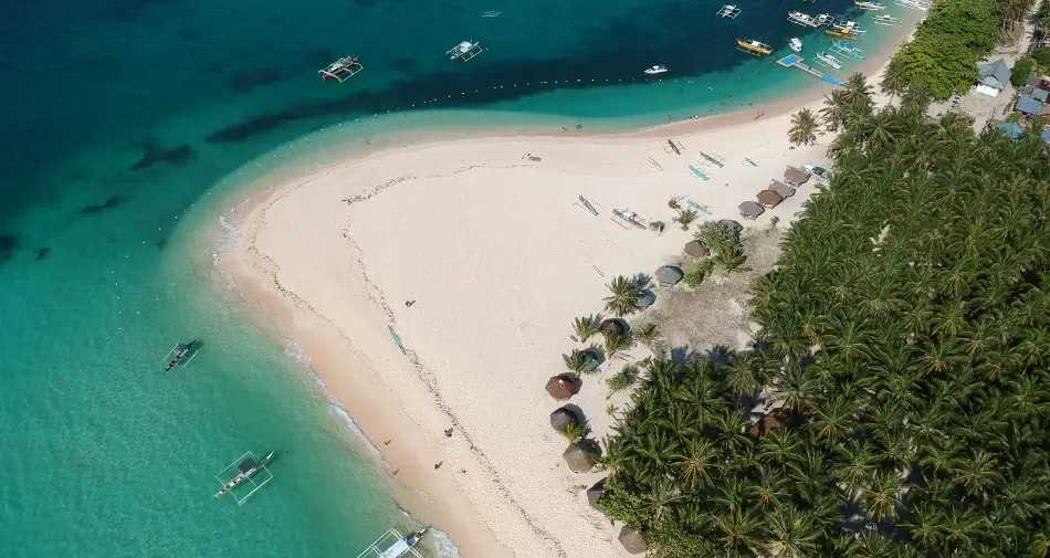 Zdjęcie lotnicze wyspy Daku, Siargao, Filipiny
