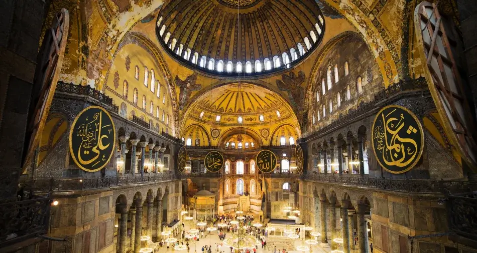 Złote wnętrze Hagia Sophia w Stambule