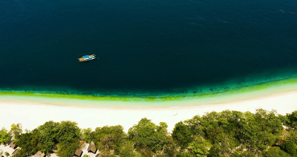 Widok z drona na Pink Beach, Great Santa Cruz Island, Filipiny