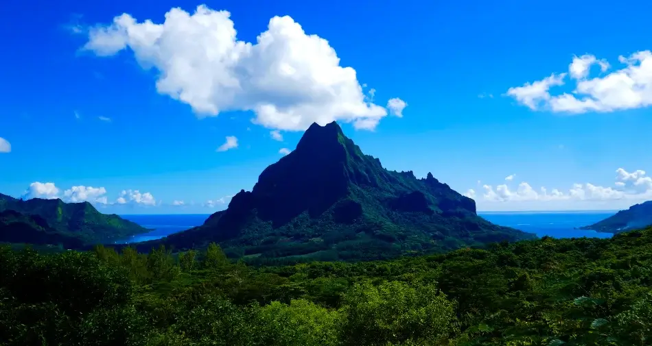 Wyspa Moorea na Polinezji Francuskiej podczas słonecznego dnia