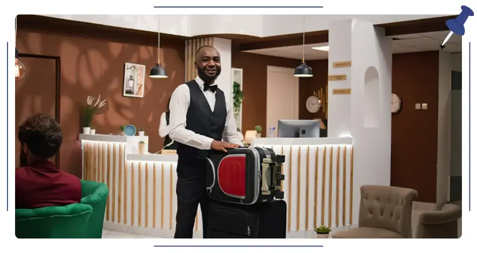 Boy hotelowy pomaga z bagażami