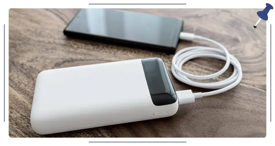 smartphone połączony z powerbankiem